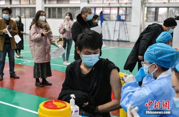 資料圖：安徽農(nóng)業(yè)大學(xué)學(xué)生在校園新冠疫苗接種點(diǎn)接種疫苗。 <a target='_blank' href='/'>中新社</a>記者 韓蘇原 攝