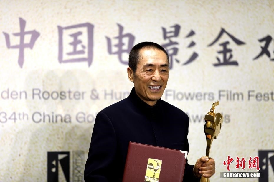 (資料圖：張藝謀以執(zhí)導(dǎo)《懸崖之上》榮膺最佳導(dǎo)演獎。 <a target='_blank' href='/'>中新社</a>記者 呂明 攝)