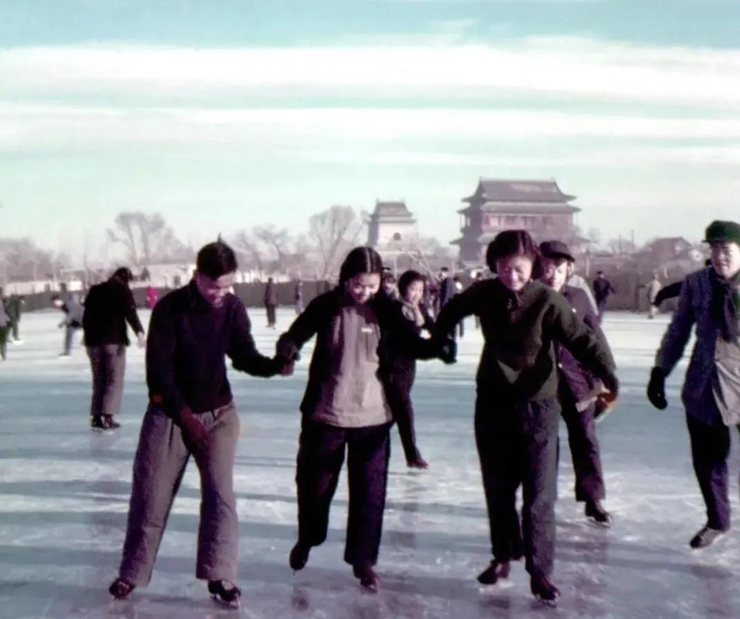 1955年，在什剎海學(xué)習(xí)溜冰的大學(xué)生。(圖源：人民畫(huà)報(bào))