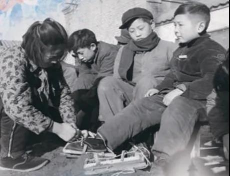 上世紀(jì)50年代，孩子們?cè)诖┠景灞?圖源：北京日?qǐng)?bào))
