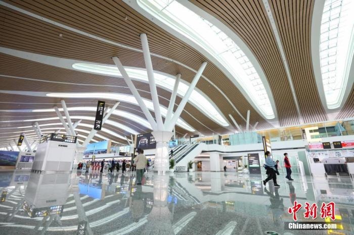 資料圖：貴陽龍洞堡國(guó)際機(jī)場(chǎng)T3航站樓出發(fā)大廳。 瞿宏倫 攝