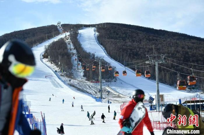 圖為游客在崇禮的滑雪場滑雪。　翟羽佳　攝