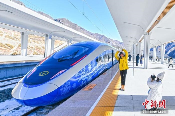 1月12日，河北省張家口市崇禮區(qū)，路側(cè)矗立的北京冬奧會標(biāo)志。崇禮11日迎來降雪，雪后的崇禮冬奧氛圍濃。 <a target='_blank' href='/'>中新社</a>記者 賈天勇 攝