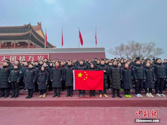 1月25日，北京冬奧會(huì)中國體育代表團(tuán)部分成員來到天安門廣場觀看升國旗儀式，并宣誓出征。圖為中國體育代表團(tuán)部分成員宣誓出征北京冬奧會(huì)。 <a target='_blank' href='/'>中新社</a>發(fā) 國家體育總局冬季運(yùn)動(dòng)管理中心 供圖