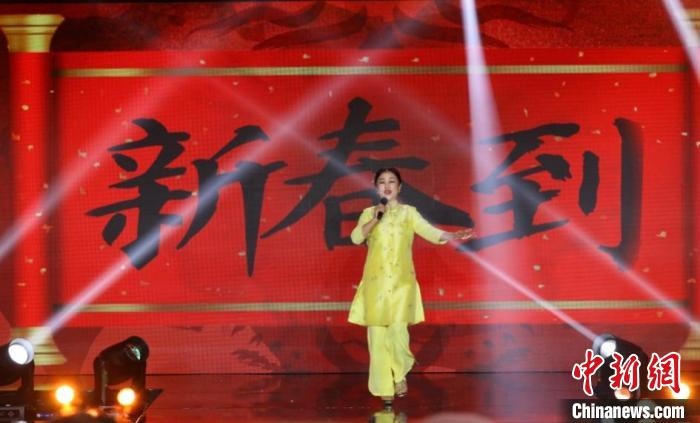朱明瑛演唱《新春到》?！”本┟裾块T供圖