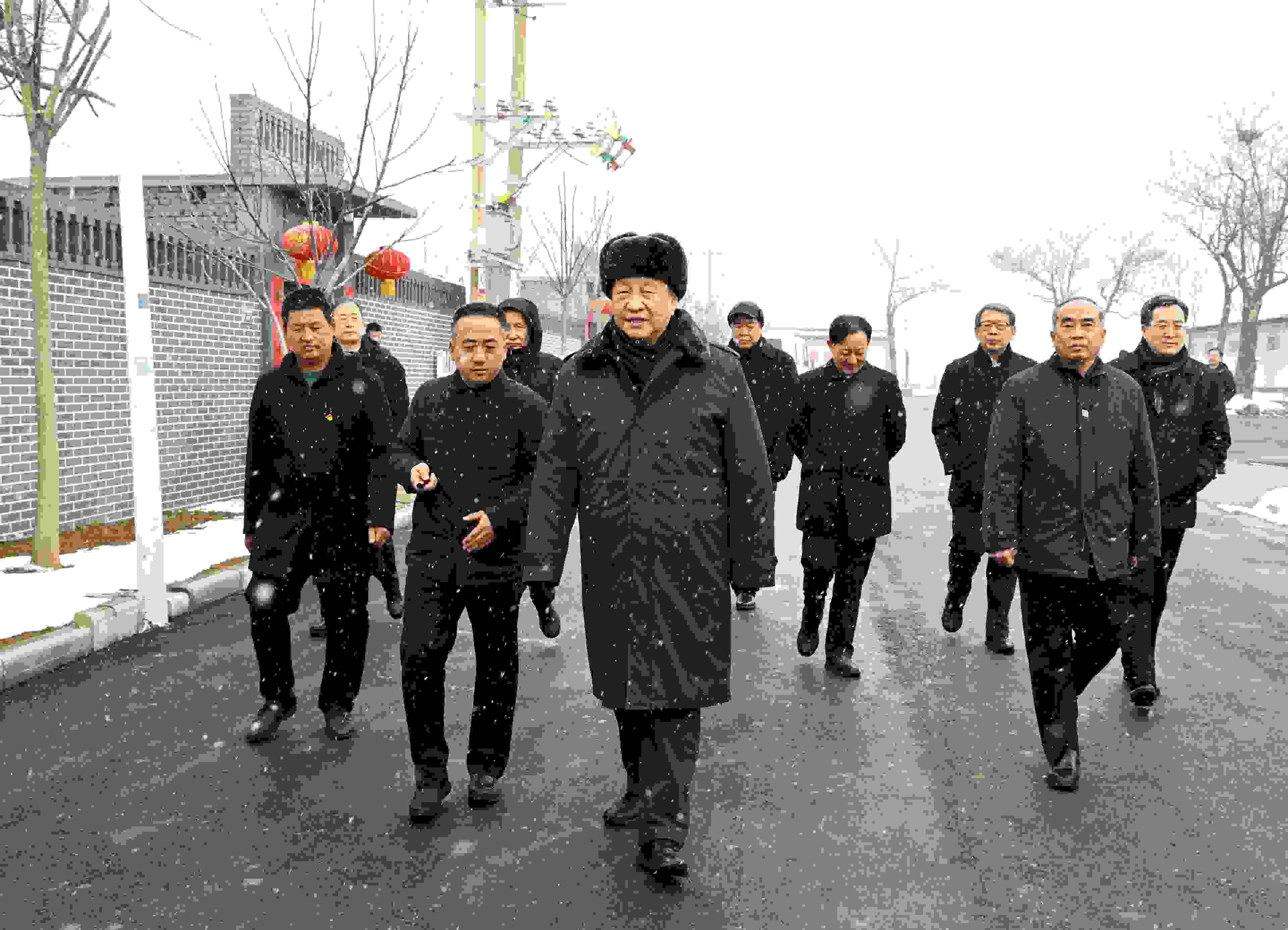 △2022年1月26日，中共中央總書記、國家主席、中央軍委主席習(xí)近平冒雪在臨汾市霍州市師莊鄉(xiāng)馮南垣村考察。
