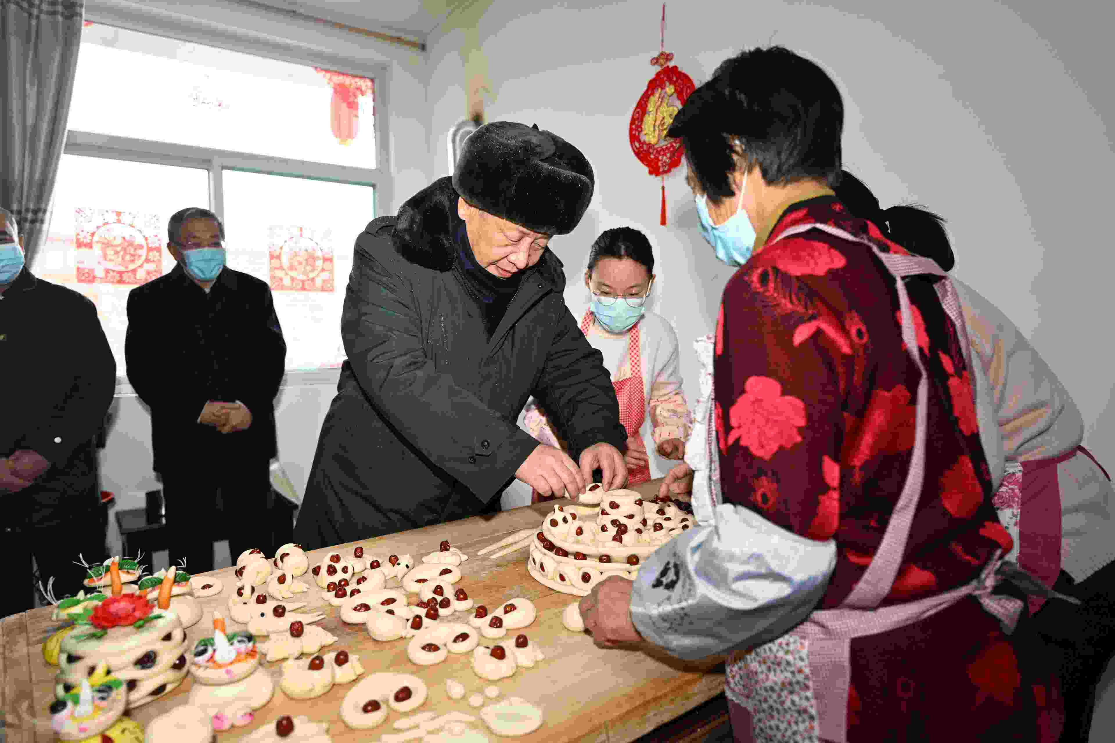 △2022年1月26日，中共中央總書記、國家主席、中央軍委主席習(xí)近平在臨汾市霍州市師莊鄉(xiāng)馮南垣村，同師紅兵一家做年饃。