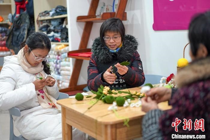 文創(chuàng)工作室的姐妹們正在鉤織月桂葉片?！」帕捡x 攝