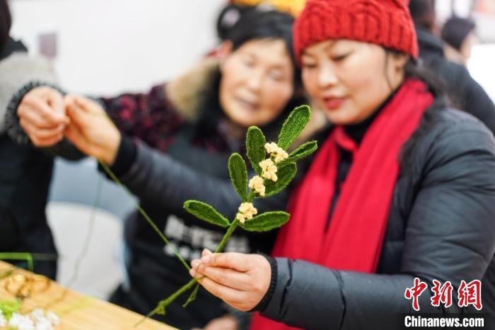 馮燕霞指導姐妹們鉤織月桂葉片?！」帕捡x 攝
