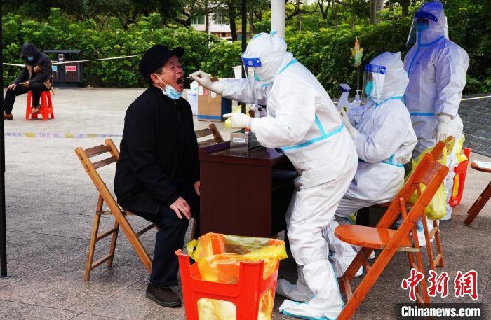 圖為德?？h組織民眾接受核酸檢測(cè)?！〉卤？h融媒體中心供圖