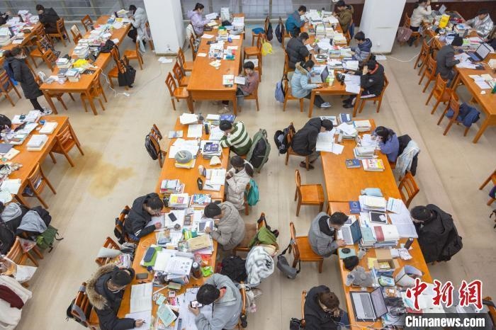 資料圖：南昌大學(xué)圖書館自習(xí)室內(nèi)，考生正在緊張復(fù)習(xí)?！⒘?攝