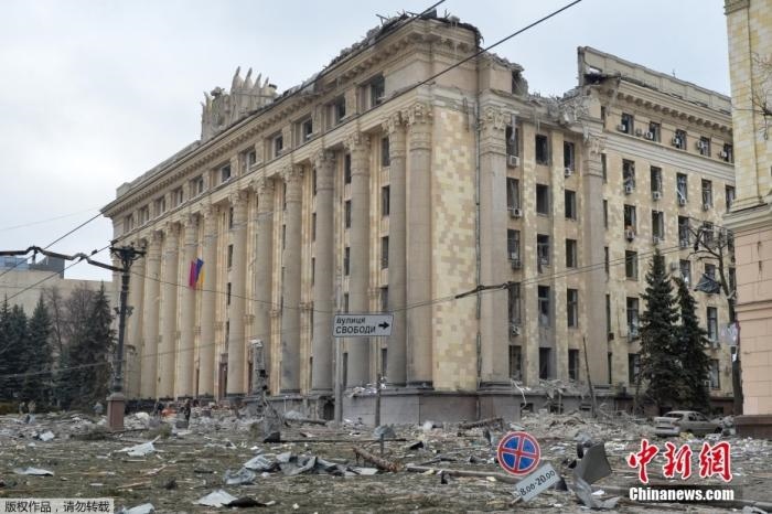 當?shù)貢r間3月1日，烏克蘭哈爾科夫市中心的政府大樓廣場遭到炮擊。