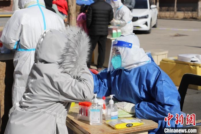 呼和浩特市民做核酸?！埩只?攝
