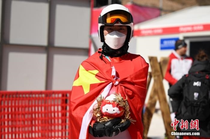 3月6日，中國(guó)選手梁景怡在賽后手捧吉祥物。當(dāng)日，北京2022年冬殘奧會(huì)殘奧高山滑雪男子超級(jí)大回轉(zhuǎn)-站姿決賽在國(guó)家高山滑雪中心舉行，中國(guó)選手梁景怡奪得冠軍。 <a target='_blank' href='/'>中新社</a>記者 劉冉陽(yáng) 攝 　