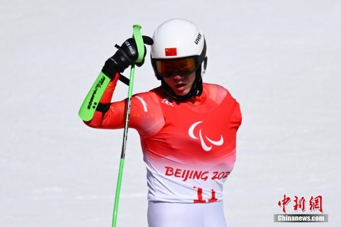 3月6日，中國(guó)選手梁景怡賽后慶祝勝利。當(dāng)日，北京2022年冬殘奧會(huì)殘奧高山滑雪男子超級(jí)大回轉(zhuǎn)-站姿決賽在國(guó)家高山滑雪中心舉行，中國(guó)選手梁景怡奪得冠軍。 <a target='_blank' href='/'>中新社</a>記者 劉冉陽(yáng) 攝 　