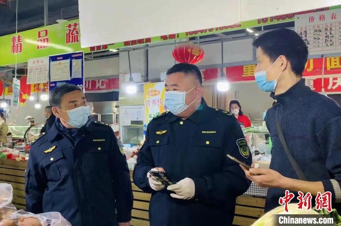 圖為執(zhí)法人員進行調(diào)查?！±铈面谩z