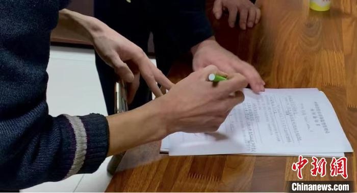圖為現(xiàn)場下達詢問通知書?！±铈面?攝