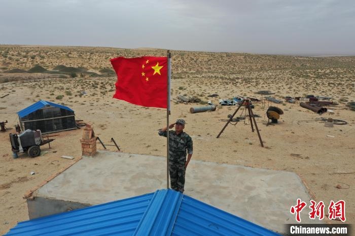 圖為每天升旗是謝寶民的必修課?！∈茉L者供圖