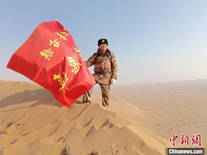 圖為在荒漠中駐守的謝寶民?！∈茉L者供圖
