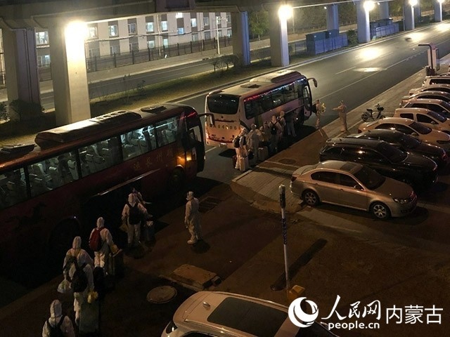 高校學(xué)生有序登車，前往隔離點。內(nèi)蒙古教育廳供圖