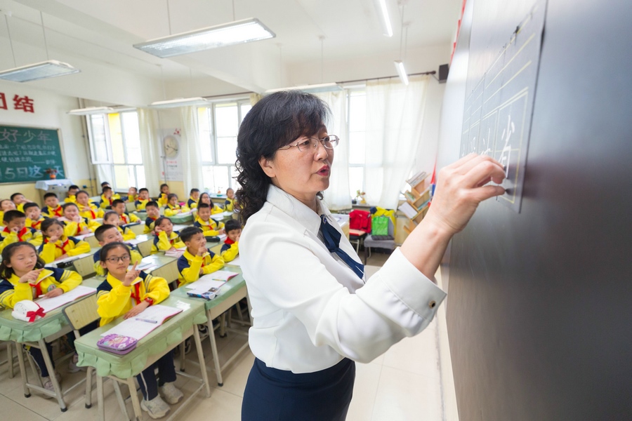 民族路小學（迎賓校區(qū)），語文老師燕凌云正在帶領(lǐng)同學們書寫漢字.jpg