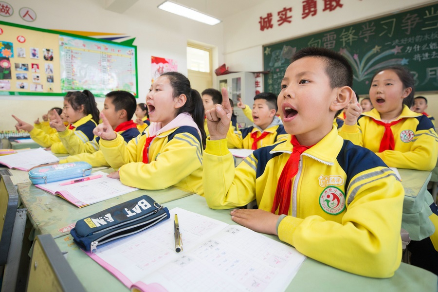 民族路小學（迎賓校區(qū)），同學們用手指虛劃筆順掌握字形（1）.jpg