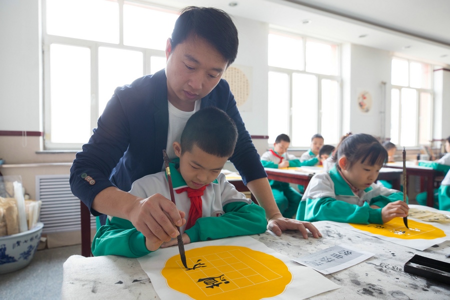 北重一小，書法老師岳志剛正在指導(dǎo)學生.jpg