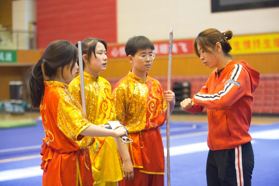 教練蘆芯正在指導(dǎo)隊(duì)員技術(shù)動(dòng)作.jpg
