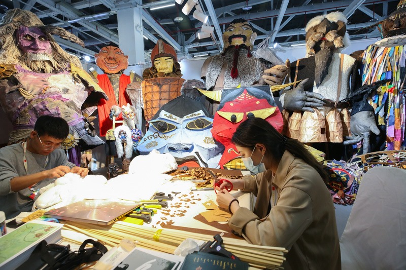 5.烏蘭劇社戲劇創(chuàng)作實(shí)踐工作坊，內(nèi)蒙古藝術(shù)學(xué)院學(xué)生現(xiàn)場制作相關(guān)道具.jpg