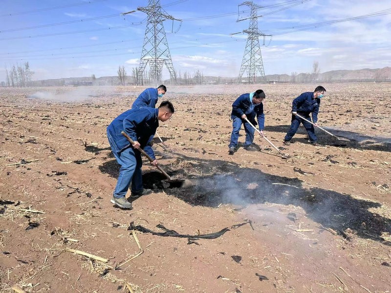 運行人員對秸稈進行掩埋.jpg