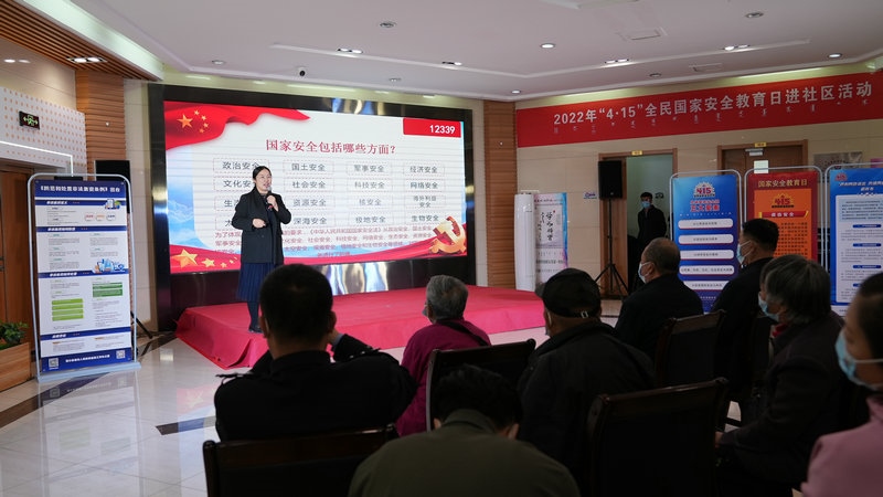 線下聯(lián)合各國(guó)家安全委員單位同步開展“國(guó)家安全進(jìn)社區(qū)”活動(dòng)，現(xiàn)場(chǎng)通過以國(guó)家安全知識(shí)問答為主線，穿插烏蘭牧騎演出、國(guó)家安全宣講、發(fā)放國(guó)家安全法律法規(guī)讀本等形式，圍繞什么是國(guó)家安全、國(guó)家安全包含哪些內(nèi)容、如何維護(hù)國(guó)家安全等方面，為社區(qū)老百姓開展宣傳宣講，同時(shí)作為現(xiàn)場(chǎng)“進(jìn)社區(qū)”活動(dòng)與線上直播活動(dòng)連線，把現(xiàn)場(chǎng)熱烈氣氛帶到網(wǎng)絡(luò)，與大家共同分享。 (4)_副本.jpg