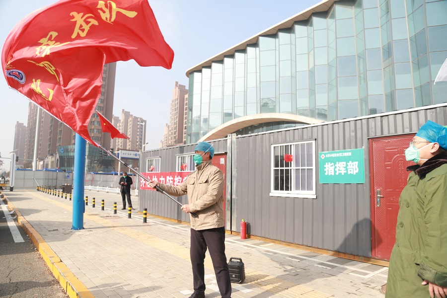 水岸小鎮(zhèn)2號方艙黨日活動授旗.JPG
