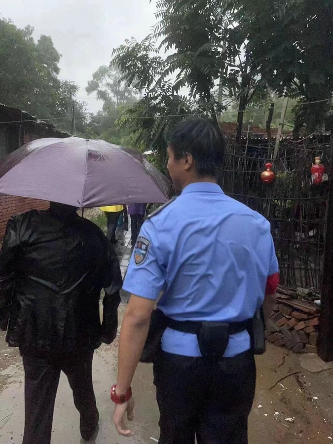 孫愉力誠在雨中護送旅客轉(zhuǎn)移至安全地帶_proc.jpg
