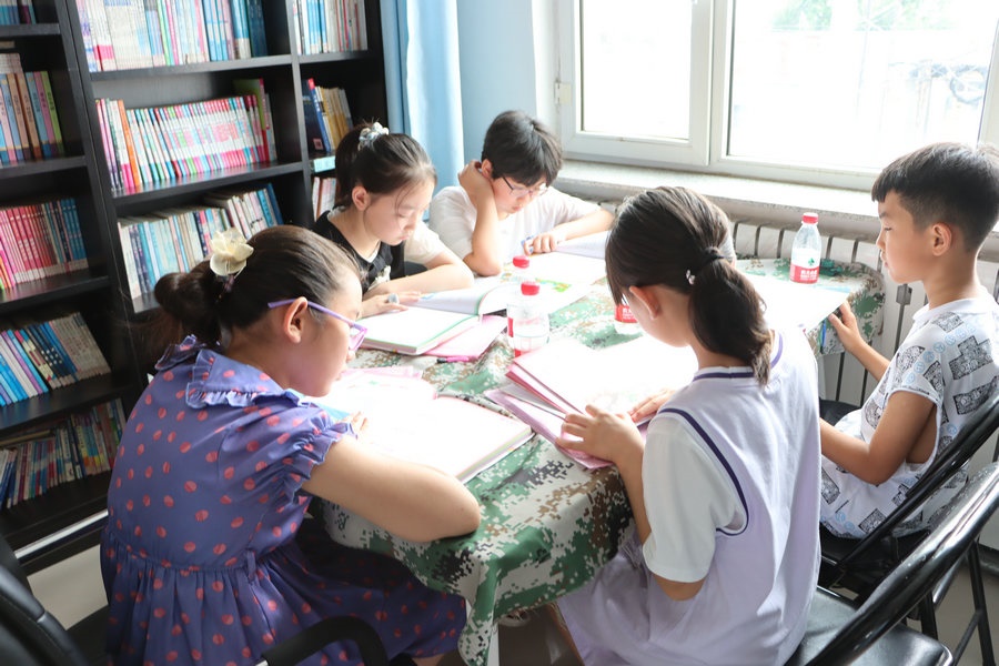孩子們?cè)谥行臅肯硎茏x書的快樂.JPG
