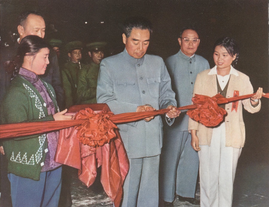 1959年10月15日，周恩來(lái)總理親自為包鋼一號(hào)高爐出鐵剪彩。.jpg