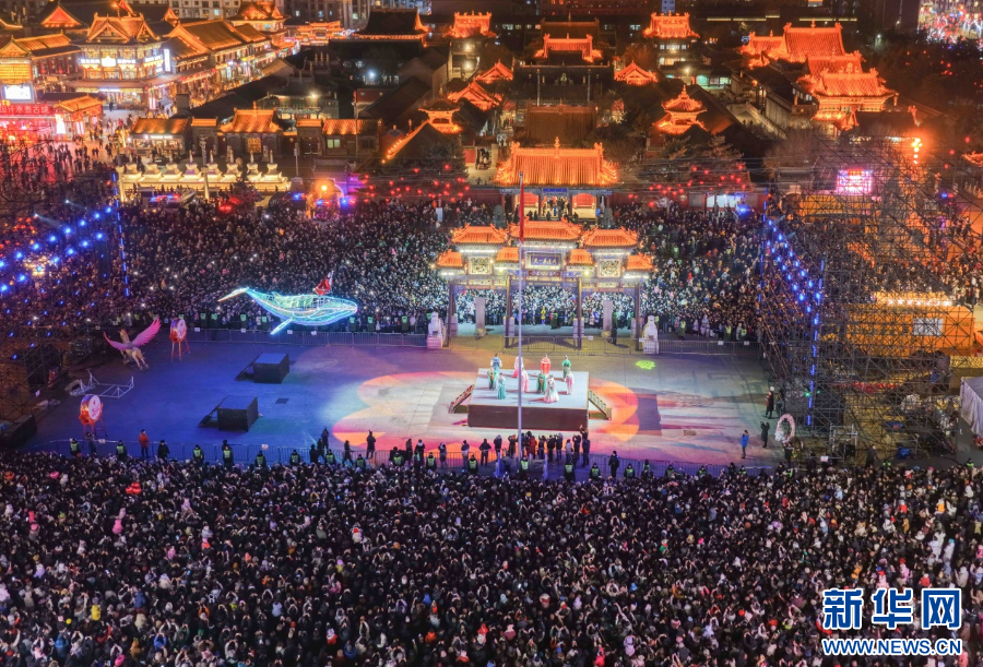 2025年12月31日晚，呼和浩特市玉泉區(qū)塞上老街旅游休閑街區(qū)跨年夜活動(dòng)現(xiàn)場游人如織。新華網(wǎng)發(fā)（丁根厚 攝）.jpg