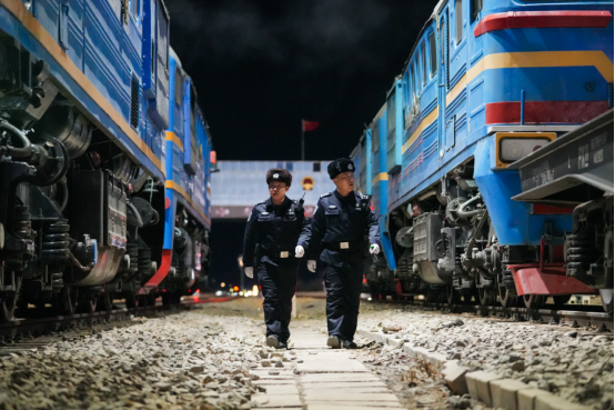 20260104移民管理警察正在對(duì)夜間出境列車(chē)進(jìn)行查驗(yàn)1.png