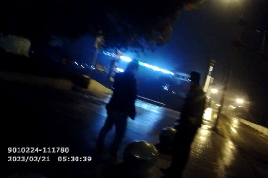 報(bào)警人唐師傅向民警講述情況 。資陽(yáng)公安供圖