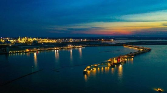 圖為中科煉化自建港口碼頭，30萬噸級(jí)原油泊位