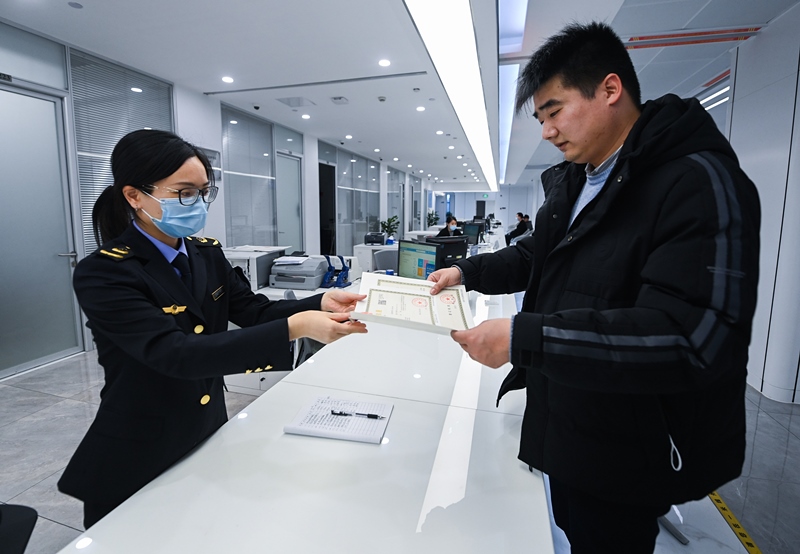 2023年2月8日，浙江省湖州市吳興區(qū)，企業(yè)負(fù)責(zé)人在中小微企業(yè)一站式服務(wù)平臺(tái)領(lǐng)取營(yíng)業(yè)執(zhí)照。