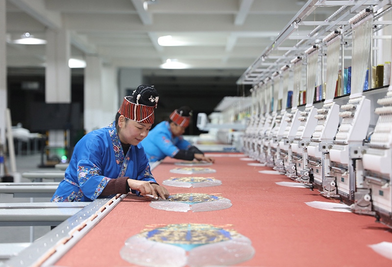 2023年2月13日，貴州省黔東南苗族侗族自治州施秉縣工業(yè)園區(qū)，工人在機(jī)繡車(chē)間作業(yè)。