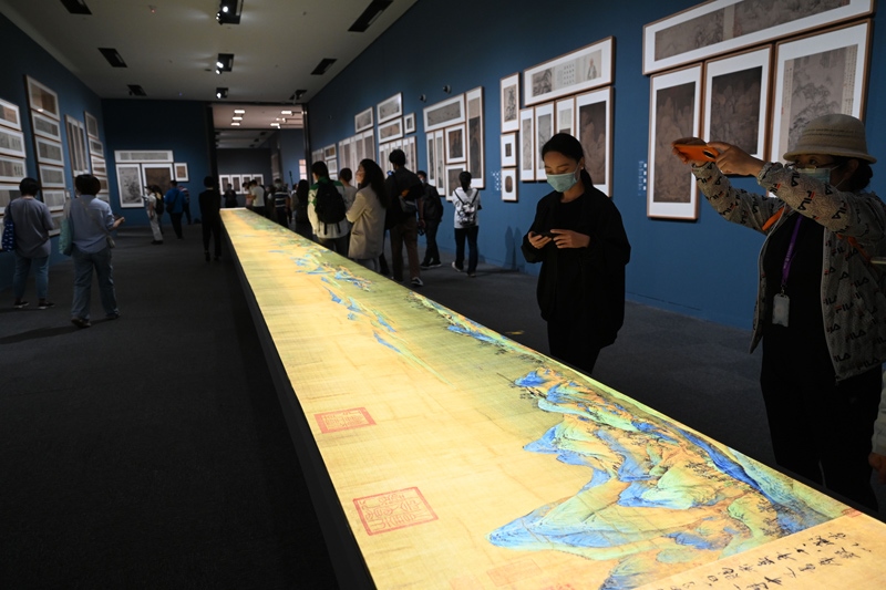 參觀者在中國國家博物館的“盛世修典——‘中國歷代繪畫大系’成果展”上觀看放大兩倍的《千里江山圖》燈光特效圖（2022年9月29日攝）。