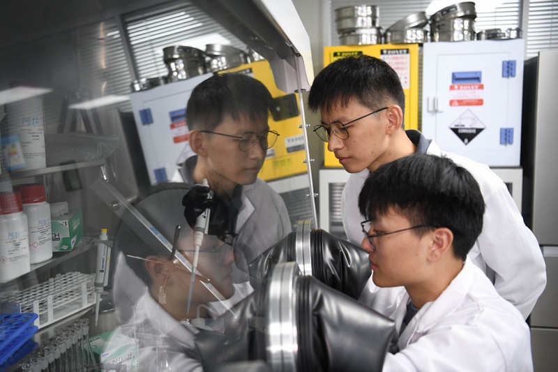 2022年10月19日，中國(guó)科學(xué)技術(shù)大學(xué)地球和空間科學(xué)學(xué)院研究員、青年教師郝記華（后）在實(shí)驗(yàn)室與學(xué)生交流。