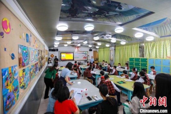 廣州市越秀區(qū)朝天小學(xué)三年級學(xué)生在學(xué)習(xí)以《四通八達的交通》為主題的道德與法治課程 胡強明 攝
