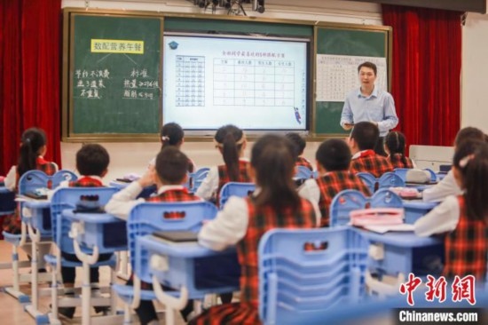 廣州市越秀區(qū)朝天小學(xué)四年級學(xué)生在學(xué)習(xí)數(shù)學(xué)文化課 胡強明 攝