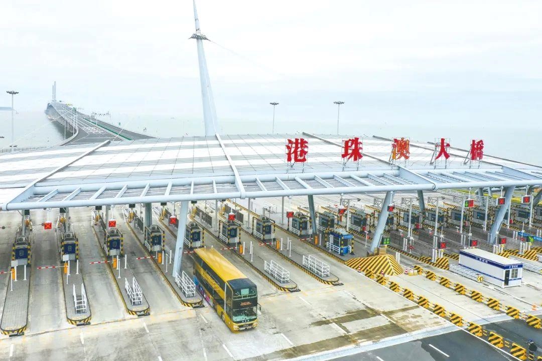 △一輛從香港開往珠海的港珠澳大橋穿梭巴士入境珠海。