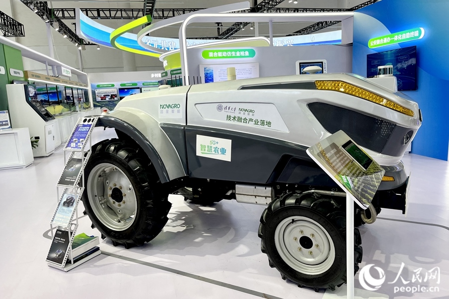 通過手機，就能指揮新能源無人駕駛拖拉機在田里作業(yè)。人民網(wǎng) 錢嘉禾攝