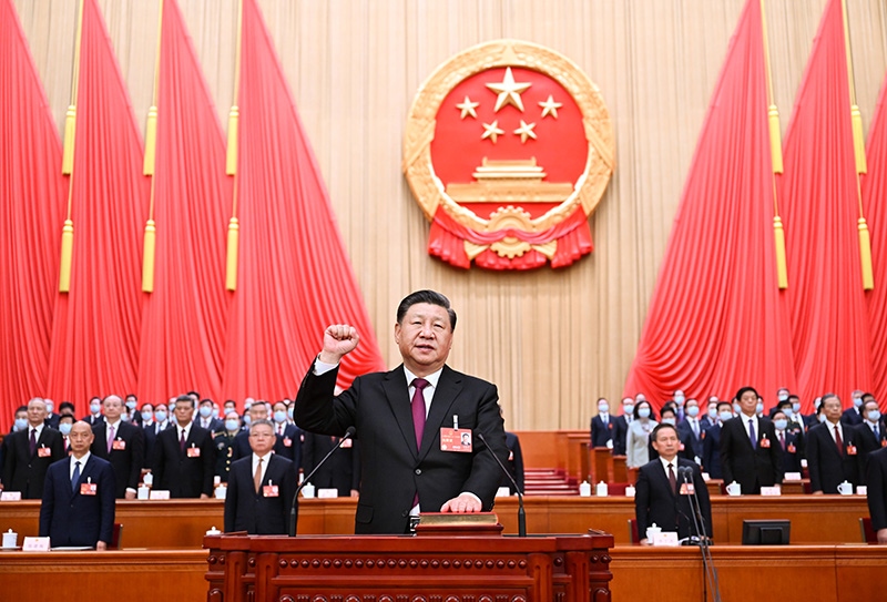 2023年3月10日，十四屆全國人大一次會議在北京人民大會堂舉行第三次全體會議。習(xí)近平全票當(dāng)選為中華人民共和國主席、中華人民共和國中央軍事委員會主席。這是習(xí)近平進(jìn)行憲法宣誓。