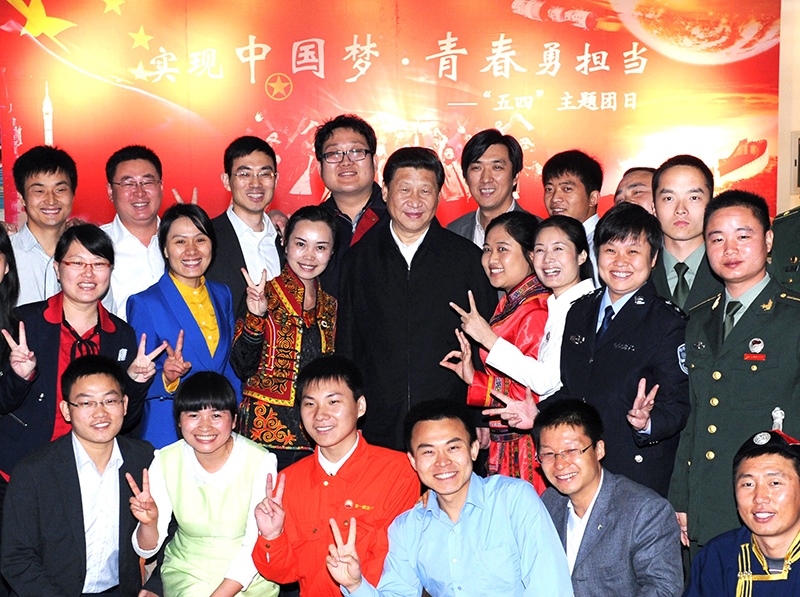 2013年5月4日，習(xí)近平總書(shū)記來(lái)到中國(guó)航天科技集團(tuán)公司中國(guó)空間技術(shù)研究院，同各界優(yōu)秀青年代表座談并發(fā)表重要講話(huà)。這是座談會(huì)前，習(xí)近平和在展廳參觀的優(yōu)秀青年代表合影。