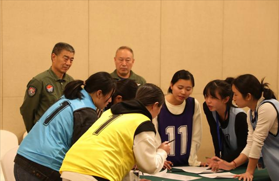2023年4月4日，參加海軍招飛選拔的學(xué)生在心理選拔環(huán)節(jié)討論發(fā)言，海軍飛行人才心理選拔專(zhuān)家對(duì)參檢學(xué)生進(jìn)行活動(dòng)觀察。